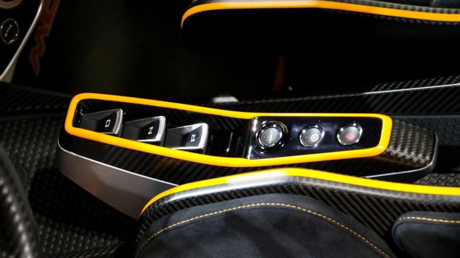Детали интерьера McLaren MSO Senna (Cerberus Pearl) (1 of 500) 2019 года  (фото 13 из 60)